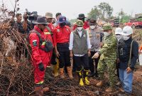 Photo: Menhut Raja Antoni Saat Tinjau Karhutla di Pelalawan, Provinsi Riau.