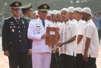 Photo: Plt. Bupati Bekasi, Dr. Asep Surya Atmaja Saat Penyerahan Surat Keputusan (SK) Remisi Secara Simbolis Kepada 12 Perwakilan WBP Dalam Rangkaian Upacara HUT ke-81 RI di Plaza Pemkab Bekasi Cikarang Pusat Senin 17 Agustus 2026. 
