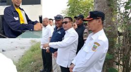 Photo: Kusnadi & Plt Bupati Bekasi Dr. Asep Surya Atmaja Saat Tinjau Irigasi