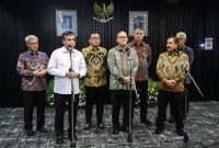 Photo: Menaker Yassierli Usai Menandatangani Surat Keputusan Bersama (SKB)