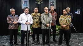 Photo: Menaker Yassierli Usai Menandatangani Surat Keputusan Bersama (SKB)
