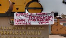 Photo: Segel Simbolis SIMPUL Terhadap Kantor Dinas PU Sukabumi