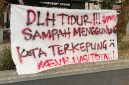 Teks Photo: Puluhan PC PMII Saat Mengelar UNRAS Di Depan Kantor DLH Kota Sukabumi
