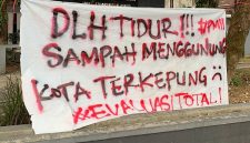 Teks Photo: Puluhan PC PMII Saat Mengelar UNRAS Di Depan Kantor DLH Kota Sukabumi