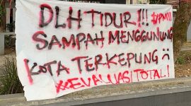Teks Photo: Puluhan PC PMII Saat Mengelar UNRAS Di Depan Kantor DLH Kota Sukabumi