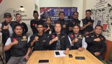Photo: Ketua Umum LBH Harimau Raya, Dimas Wahyu, SH, Pid. (Depan Tengah)