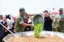 Photo: Wakil Panglima TNI Jenderal TNI Tandyo Budi R meninjau kegiatan masak besar Kuali Merah Putih bersama kreator kuliner Bobon Santoso di Markas Yonif TP 842-Badak Sakti, Pandeglang, Banten, Jumat 9 Oktober 2026. 
