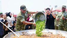 Photo: Wakil Panglima TNI Jenderal TNI Tandyo Budi R meninjau kegiatan masak besar Kuali Merah Putih bersama kreator kuliner Bobon Santoso di Markas Yonif TP 842-Badak Sakti, Pandeglang, Banten, Jumat 9 Oktober 2026. 