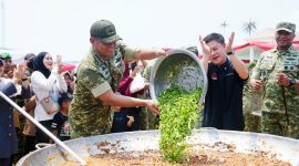 Photo: Wakil Panglima TNI Jenderal TNI Tandyo Budi R meninjau kegiatan masak besar Kuali Merah Putih bersama kreator kuliner Bobon Santoso di Markas Yonif TP 842-Badak Sakti, Pandeglang, Banten, Jumat 9 Oktober 2026. 