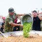 Photo: Wakil Panglima TNI Jenderal TNI Tandyo Budi R meninjau kegiatan masak besar Kuali Merah Putih bersama kreator kuliner Bobon Santoso di Markas Yonif TP 842-Badak Sakti, Pandeglang, Banten, Jumat 9 Oktober 2026. 