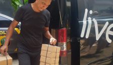 Photo: Pasukan Makanan Untuk Pendukung Mantan Menteri Agama Yaqut Cholil Qoumas di Pengadilan Tipikor Jakarta.