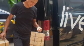 Photo: Pasukan Makanan Untuk Pendukung Mantan Menteri Agama Yaqut Cholil Qoumas di Pengadilan Tipikor Jakarta.