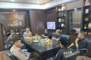 Photo: Kapolres Metro Kabupaten Bekasi, Kombes Pol. Andi Oddang Riuh Hutomo, SIK, didampingi Waka Polres, AKBP Angga Dewanto Basari, SIK, M.Si, Saat Menerima Audiensi para Tokoh Organisasi Masyarakat (Ormas) dan Media, Selasa 14 Oktober 2026.