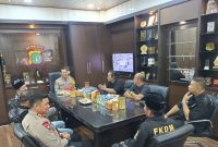 Photo: Kapolres Metro Kabupaten Bekasi, Kombes Pol. Andi Oddang Riuh Hutomo, SIK, didampingi Waka Polres, AKBP Angga Dewanto Basari, SIK, M.Si, Saat Menerima Audiensi para Tokoh Organisasi Masyarakat (Ormas) dan Media, Selasa 14 Oktober 2026.