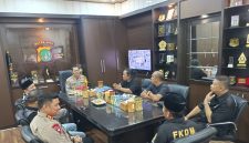 Photo: Kapolres Metro Kabupaten Bekasi, Kombes Pol. Andi Oddang Riuh Hutomo, SIK, didampingi Waka Polres, AKBP Angga Dewanto Basari, SIK, M.Si, Saat Menerima Audiensi para Tokoh Organisasi Masyarakat (Ormas) dan Media, Selasa 14 Oktober 2026.