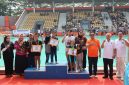 Photo: Plt. Bupati Bekasi, dr. Asep Surya Atmaja (kenakan kacamata hitam berkaos oren) Saat Membuka “Kejuaraan Renang Super Sprint 2026” di Kolam Renang Aquatic Center Wibawa Mukti, Kecamatan Cikarang Timur, Minggu 11 Oktober 2026.