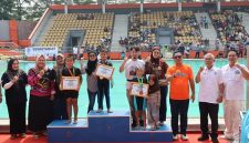 Photo: Plt. Bupati Bekasi, dr. Asep Surya Atmaja (kenakan kacamata hitam berkaos oren) Saat Membuka “Kejuaraan Renang Super Sprint 2026” di Kolam Renang Aquatic Center Wibawa Mukti, Kecamatan Cikarang Timur, Minggu 11 Oktober 2026.