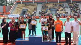 Photo: Plt. Bupati Bekasi, dr. Asep Surya Atmaja (kenakan kacamata hitam berkaos oren) Saat Membuka “Kejuaraan Renang Super Sprint 2026” di Kolam Renang Aquatic Center Wibawa Mukti, Kecamatan Cikarang Timur, Minggu 11 Oktober 2026.