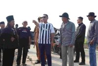 Photo: Plt. Bupati Bekasi, dr. Asep Surya Atmaja Saat Meninjau Kawasan Kali Butek dan Kampung Pulo Glatik, Desa Sukaindah, Kecamatan Sukakarya yang berbatasan dengan Desa Sindangsari, Kecamatan Cabangbungin, Selasa 13 Oktober 2026.