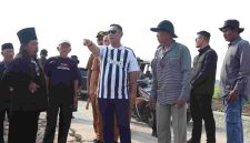 Photo: Plt. Bupati Bekasi, dr. Asep Surya Atmaja Saat Meninjau Kawasan Kali Butek dan Kampung Pulo Glatik, Desa Sukaindah, Kecamatan Sukakarya yang berbatasan dengan Desa Sindangsari, Kecamatan Cabangbungin, Selasa 13 Oktober 2026.