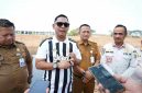 Photo: Plt. Bupati Bekasi, dr. Asep Surya Atmaja Saat Meninjau Langsung Progres Pekerjaan Normalisasi di Desa Srimahi, Kecamatan Tambun Utara, Selasa 13 Oktober 2026.