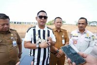Photo: Plt. Bupati Bekasi, dr. Asep Surya Atmaja Saat Meninjau Langsung Progres Pekerjaan Normalisasi di Desa Srimahi, Kecamatan Tambun Utara, Selasa 13 Oktober 2026.