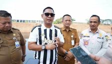 Photo: Plt. Bupati Bekasi, dr. Asep Surya Atmaja Saat Meninjau Langsung Progres Pekerjaan Normalisasi di Desa Srimahi, Kecamatan Tambun Utara, Selasa 13 Oktober 2026.